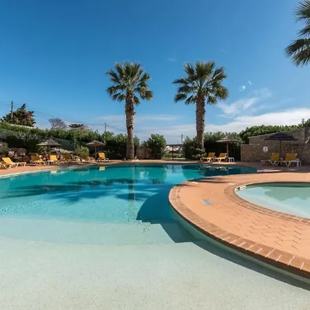 Casa de Férias 2 Bedroom Townhouse With Shared Pool On Golf Complex