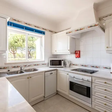 2 Bedroom Townhouse With Shared Pool On Golf Complex *